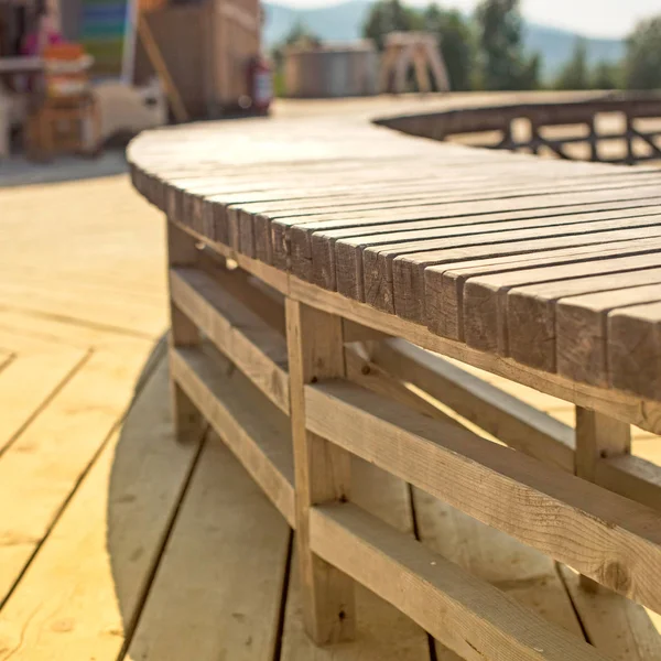 Strefa relaksu w drewnianej ławce w parku. — Zdjęcie stockowe