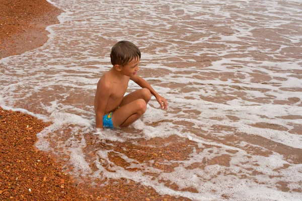 Sandalias inflables del círculo del bebé Snorkel de la máscara subacuática, miente en la playa . — Foto de Stock