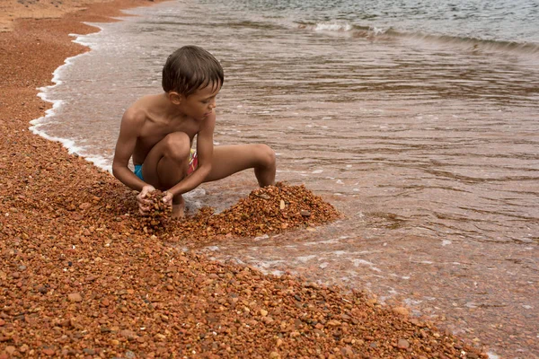 Надувной круг ребенка Сандалии подводная маска с трубкой, лежат на пляже . — стоковое фото