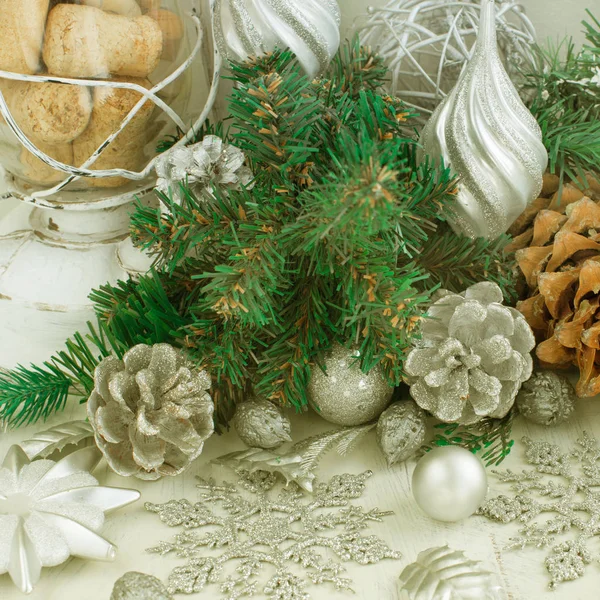 Dekoracyjnych kompozycji z Boże Narodzenie z tradycyjnymi elementami wakacje. — Zdjęcie stockowe