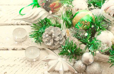 Tatil geleneksel öğeleri ile dekoratif Noel kompozisyon.