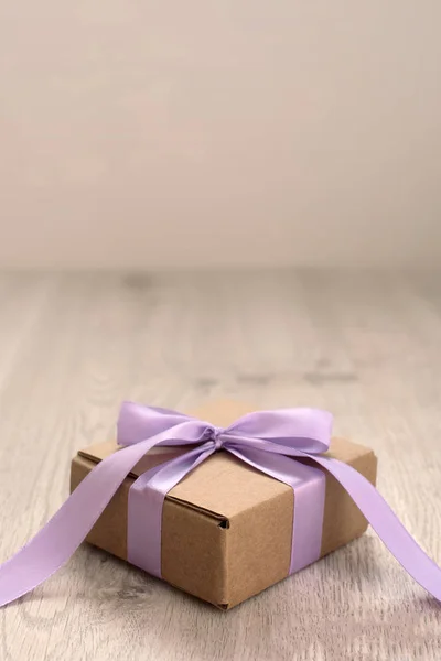 礼品盒用紫色的缎带绑. — 图库照片