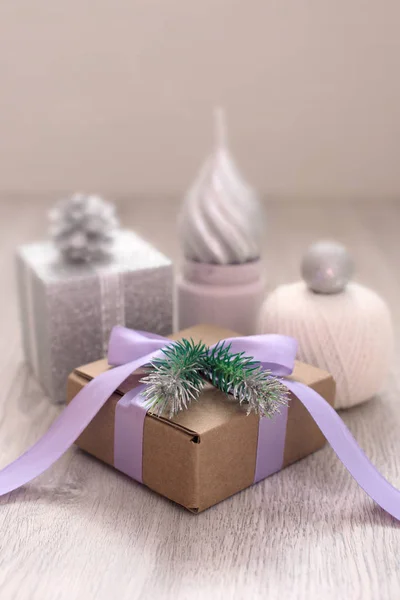 Composición decorativa regalo envuelto para Navidad . — Foto de Stock