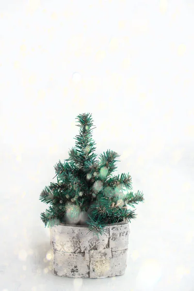 Árvore de Natal decorativa em um pote . — Fotografia de Stock