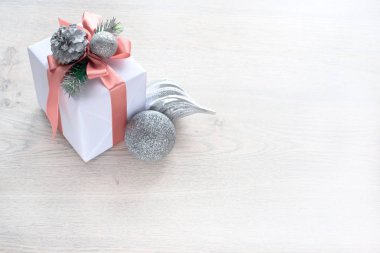 Noel için hediye dekoratif kompozisyon sarılmış.