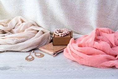 Kadınlar için ahşap açık renkli aksesuarlar ayarla.