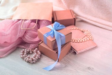 Kadınlar için ahşap açık renkli aksesuarlar ayarla.