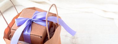 Kraft ambalaj kadınlar için alışveriş afiş kümesi.