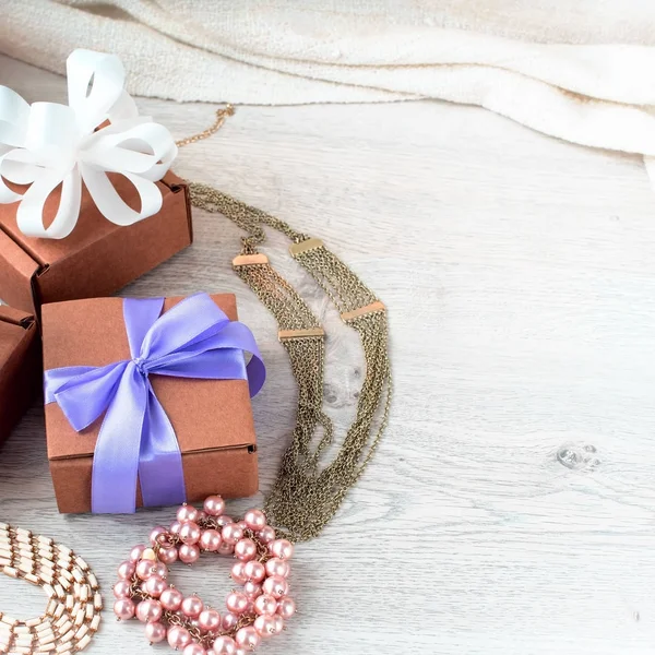 Kadınlar için ahşap açık renkli aksesuarlar ayarla.