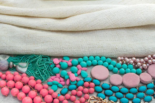 Ensemble de perles de bijoux fantaisie vintage, colliers, bracelets, écharpe . — Photo