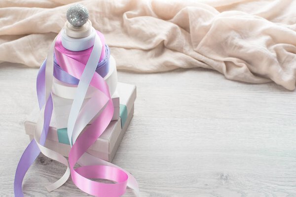 Декоративный состав пирамиды коробок и атласных лент
.