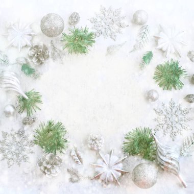 Dekoratif öğelerin Noel şenlikli yerleşimi.