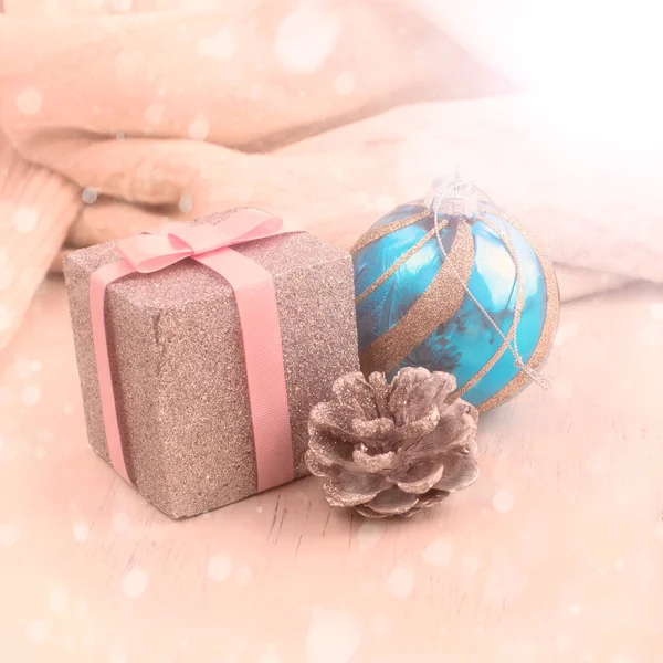 Composição decorativa brinquedo de Natal no fundo do tecido drapeado . — Fotografia de Stock