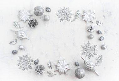 Dekoratif öğelerin Noel şenlikli yerleşimi.