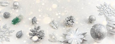 Dekoratif öğelerin afiş Noel şenlikli yerleşimi.