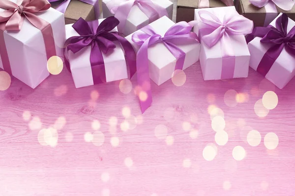 Caixas de presente decoradas com fita de cetim . — Fotografia de Stock