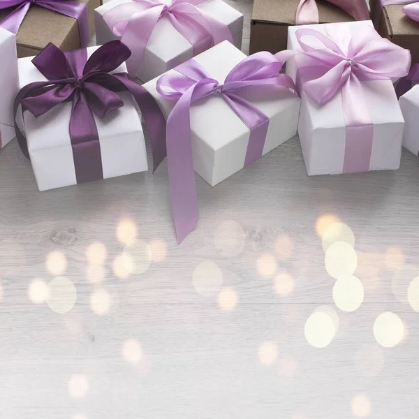 Cajas de regalo decoradas con cinta de satén . — Foto de Stock