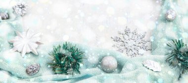Dekoratif öğelerin afiş Noel şenlikli yerleşimi.