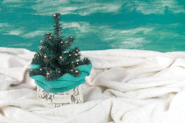 Árbol de Navidad decorativo en una olla . — Foto de Stock