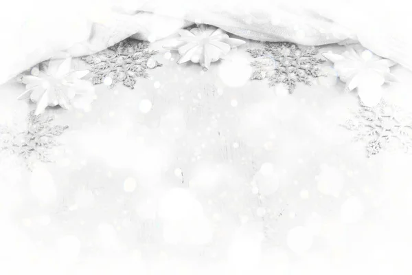 お祭り休日の背景に光の繊細なボケ効果、装飾的な雪を描画. — ストック写真