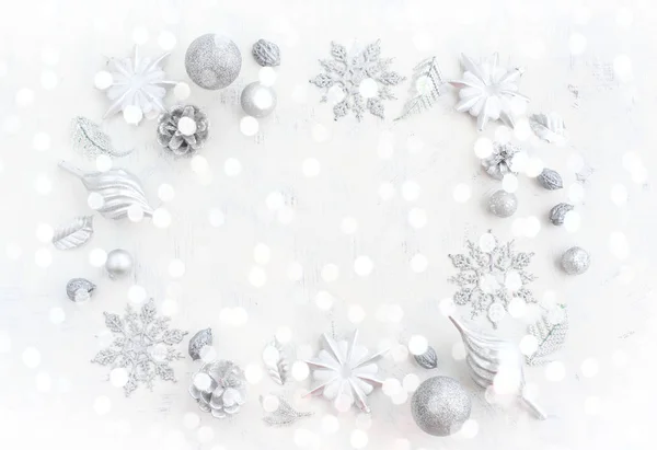 Şenlikli tatil arka plan ışık hassas bokeh etkisi ve dekoratif snow çizim ile. — Stok fotoğraf