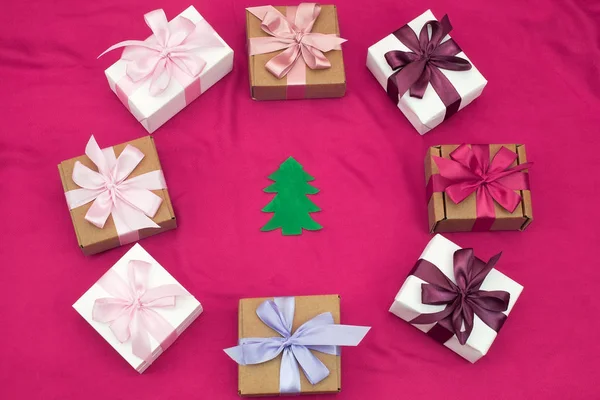 Geschenkboxen mit satinfarbenem Band auf rosa Hintergrund. — Stockfoto