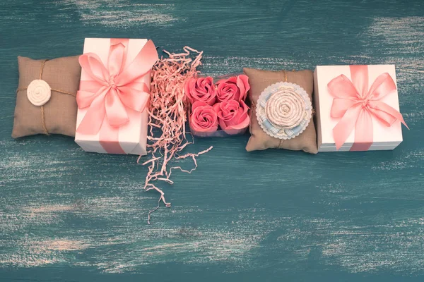 Dekoratif kompozisyon tatil kutuları hediyeler ile.