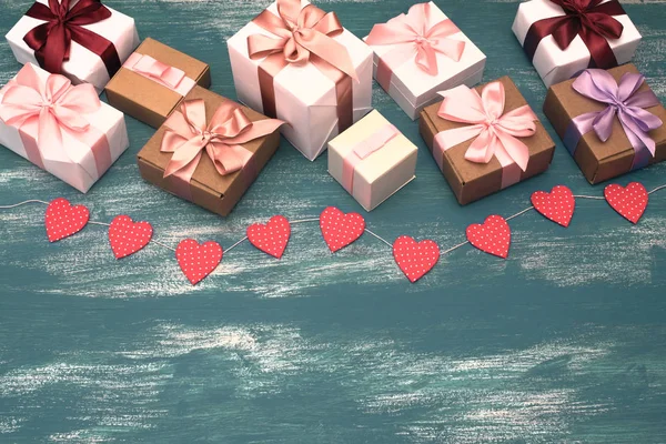 Aftelkalender voor Valentijnsdag achtergrond met decoratieve compositie garland op geschilderde houten achtergrond. — Stockfoto
