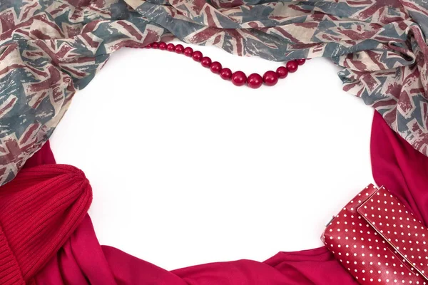 Marco de drapeado decorativo del textil. Accesorios mujer bufanda patrón rojo perlas de la bandera británica bolsa de regalo . — Foto de Stock