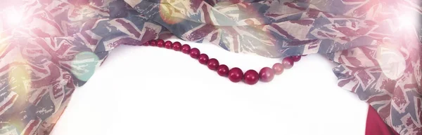 Foulard drapé féminin bannière et perles rouges . — Photo