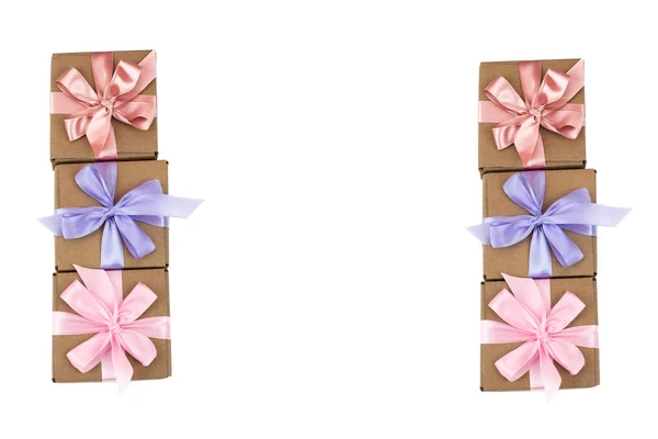 Шість святкових коробок з подарунками, прив'язаними атласною стрічкою на білому тлі . — стокове фото