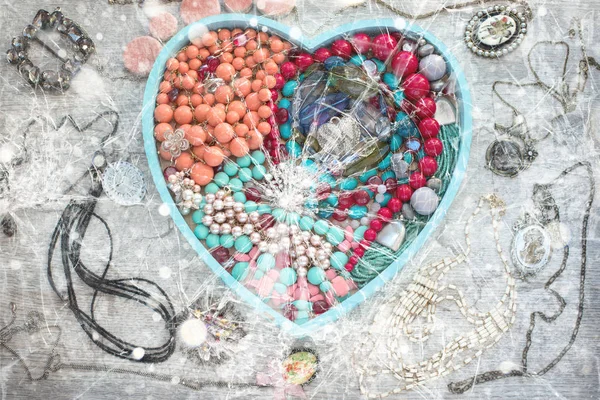 Деревянный поднос в форме сердца, наполненного женскими украшениями . — стоковое фото