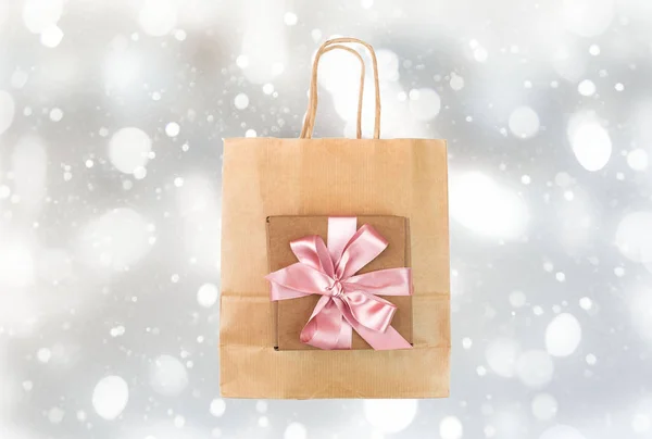纸购物袋和礼品盒, 用缎粉色丝带绑. — 图库照片