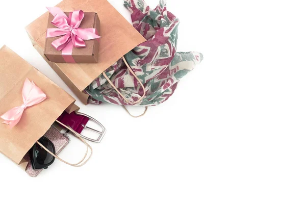 Zwei Papiertüten einkaufen Frauen Accessoires Geschenke. — Stockfoto