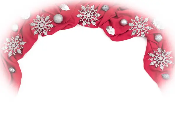 Decoratieve feestelijke achtergrond van rode drape zilveren sneeuwvlokken. — Stockfoto