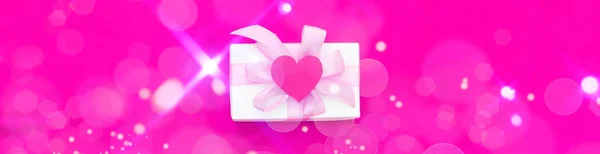 Banner Fondo festivo con cajas de regalo sobre fondo rosa . — Foto de Stock
