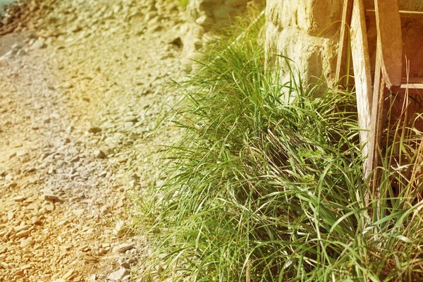 Natürlicher Hintergrund Trail Schotter und grünes Gras. — Stockfoto