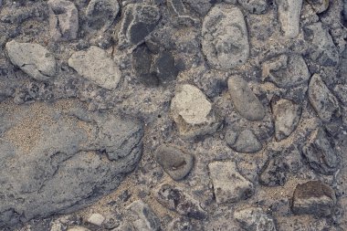 Boş alan kumlu plaja büyük taşlar.