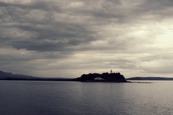 暗い海景行地平線海の灯台. — ストック写真