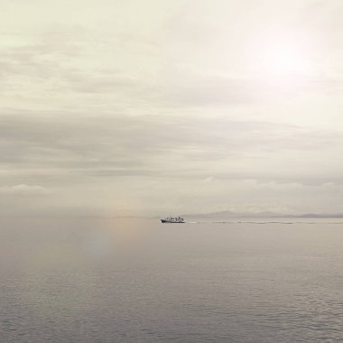 Kasvetli deniz manzarası satır ufuk gemi geliyor.