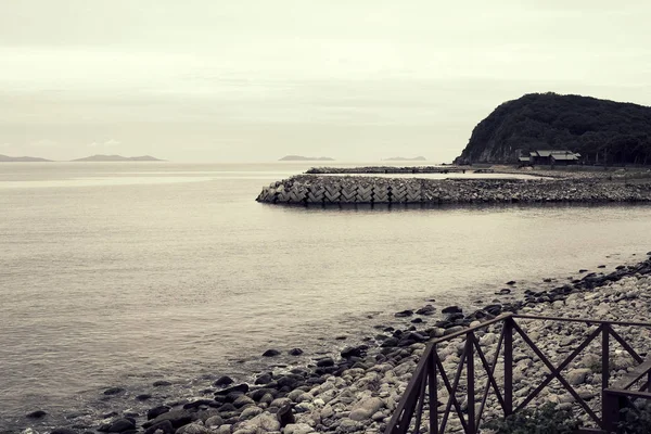 Linha sombria da paisagem marinha horizonte Mar Farol . — Fotografia de Stock