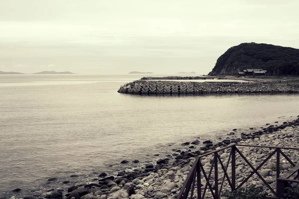 Kasvetli deniz manzarası satır ufuk deniz feneri. — Stok fotoğraf