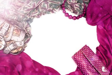 Dekoratif çerçeve draping Tekstil. Kadın aksesuarları pembe eşarp deseni İngiliz bayrağı boncuk, el çantası.