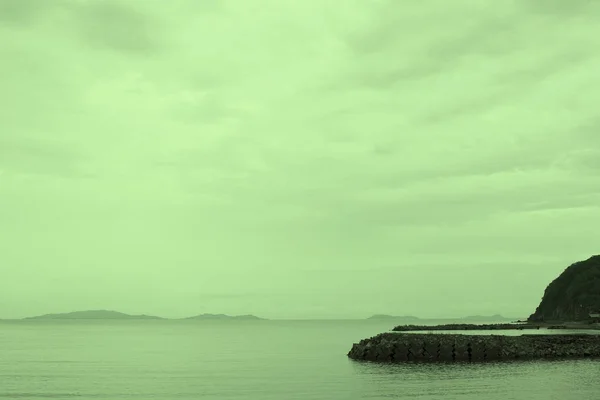 暗い海景行地平線海の灯台. — ストック写真