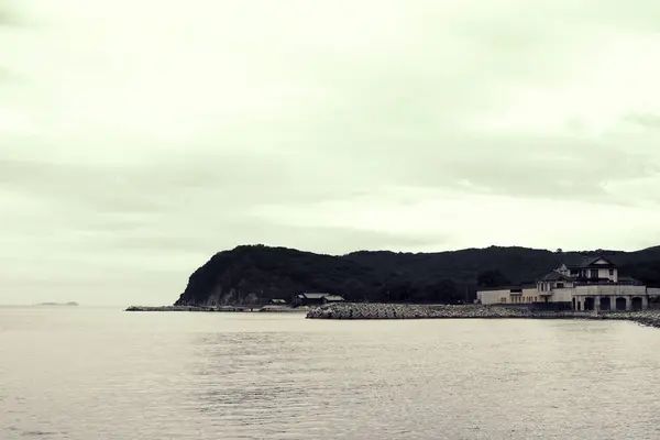Похмурий морський пейзаж лінію горизонту море маяк. — стокове фото