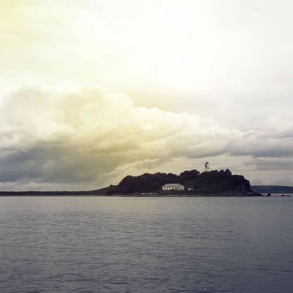 Oscuro horizonte de línea de paisaje marino Faro de mar . — Foto de Stock