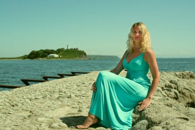 Genç sarışın kız sahilde dinlenme.