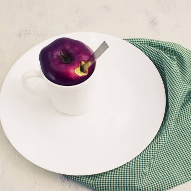 Beyaz Kupası Apple'dan kapaklı meyve çayı.