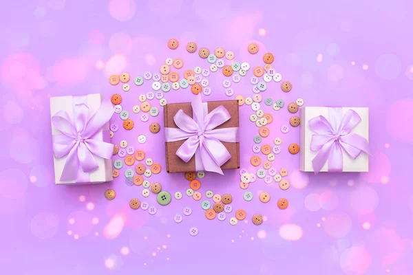 Dekorative Geschenkschachtel mit farbigem Hintergrund. — Stockfoto