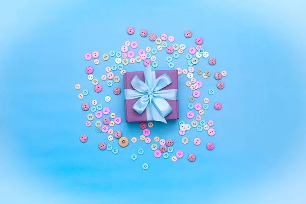 Декоративная подарочная коробка с цветным фоном . — стоковое фото